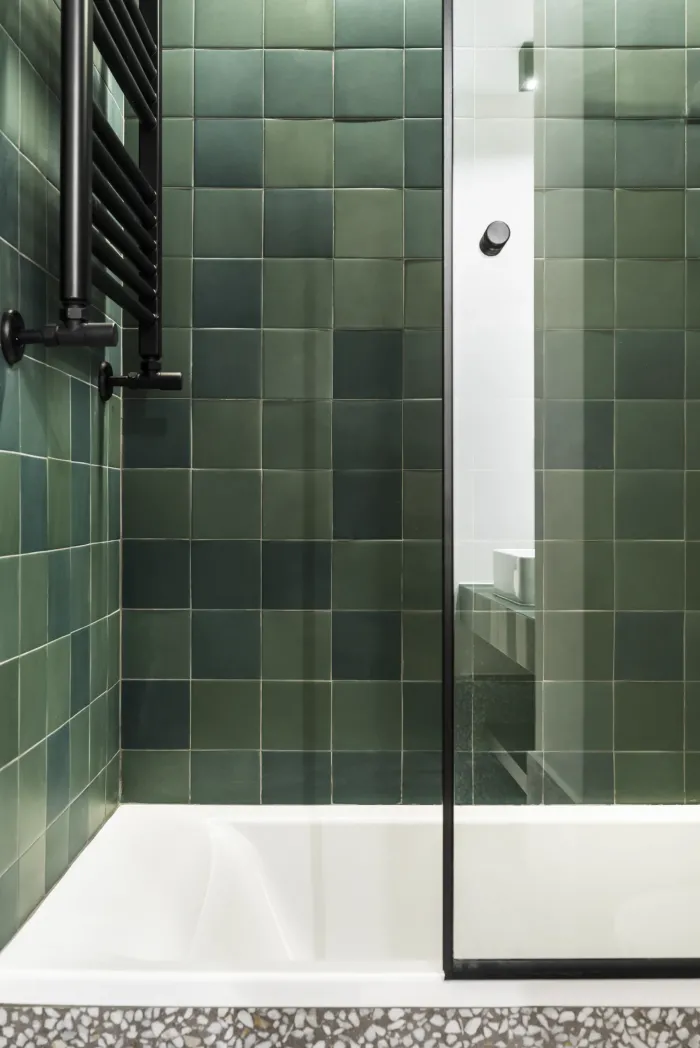 Pose de faïence murale dans une douche moderne en Gironde