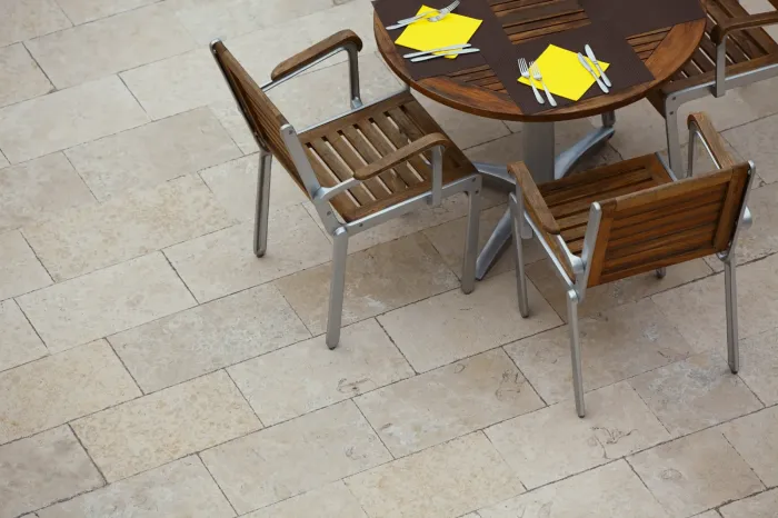 Terrasse aménagée avec des dalles de carrelage effet ardoise