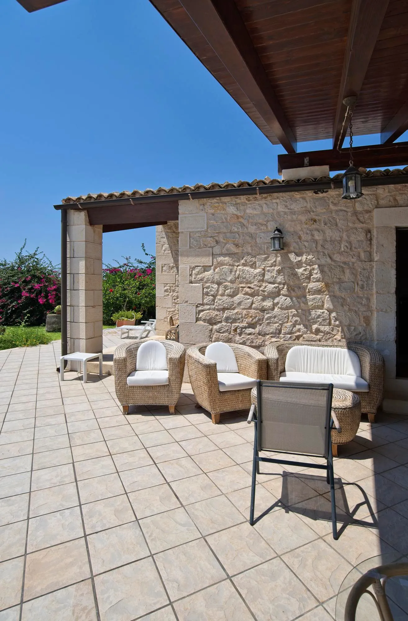 Pose de carrelage extérieur sur une terrasse à Mios