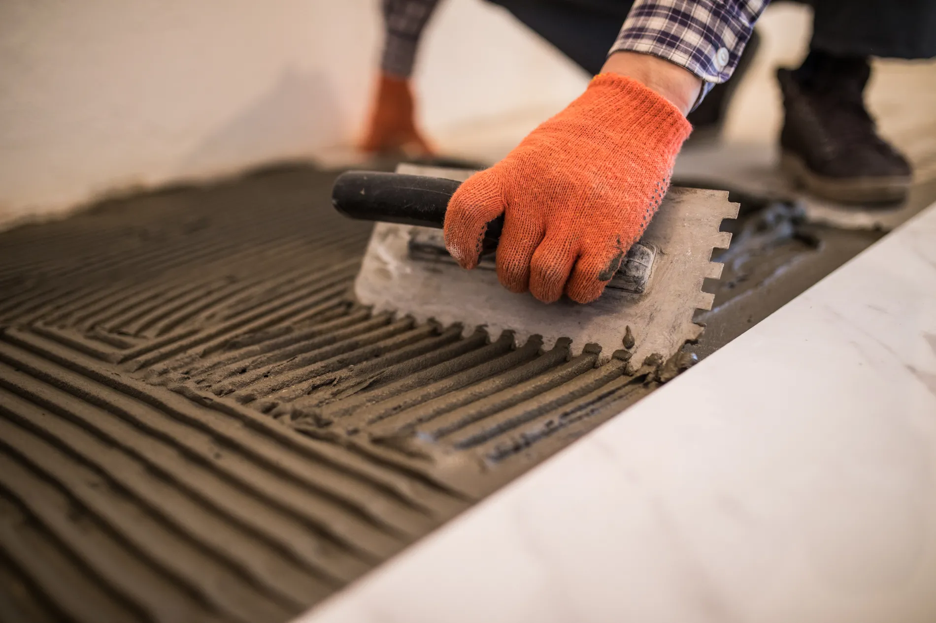 Préparation minutieuse d'un support avant la pose de carrelage