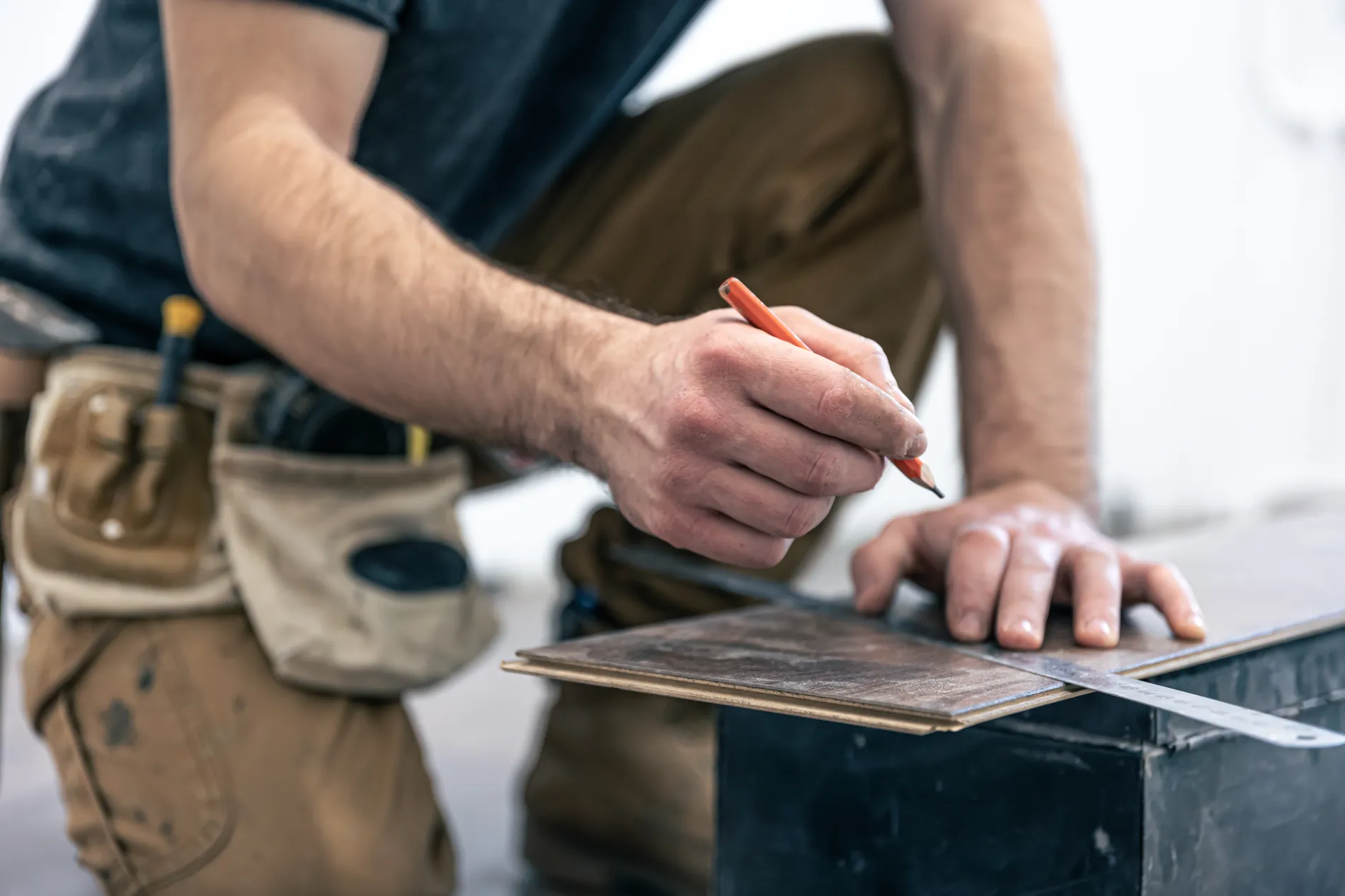 Artisan en train de poser un parquet flottant