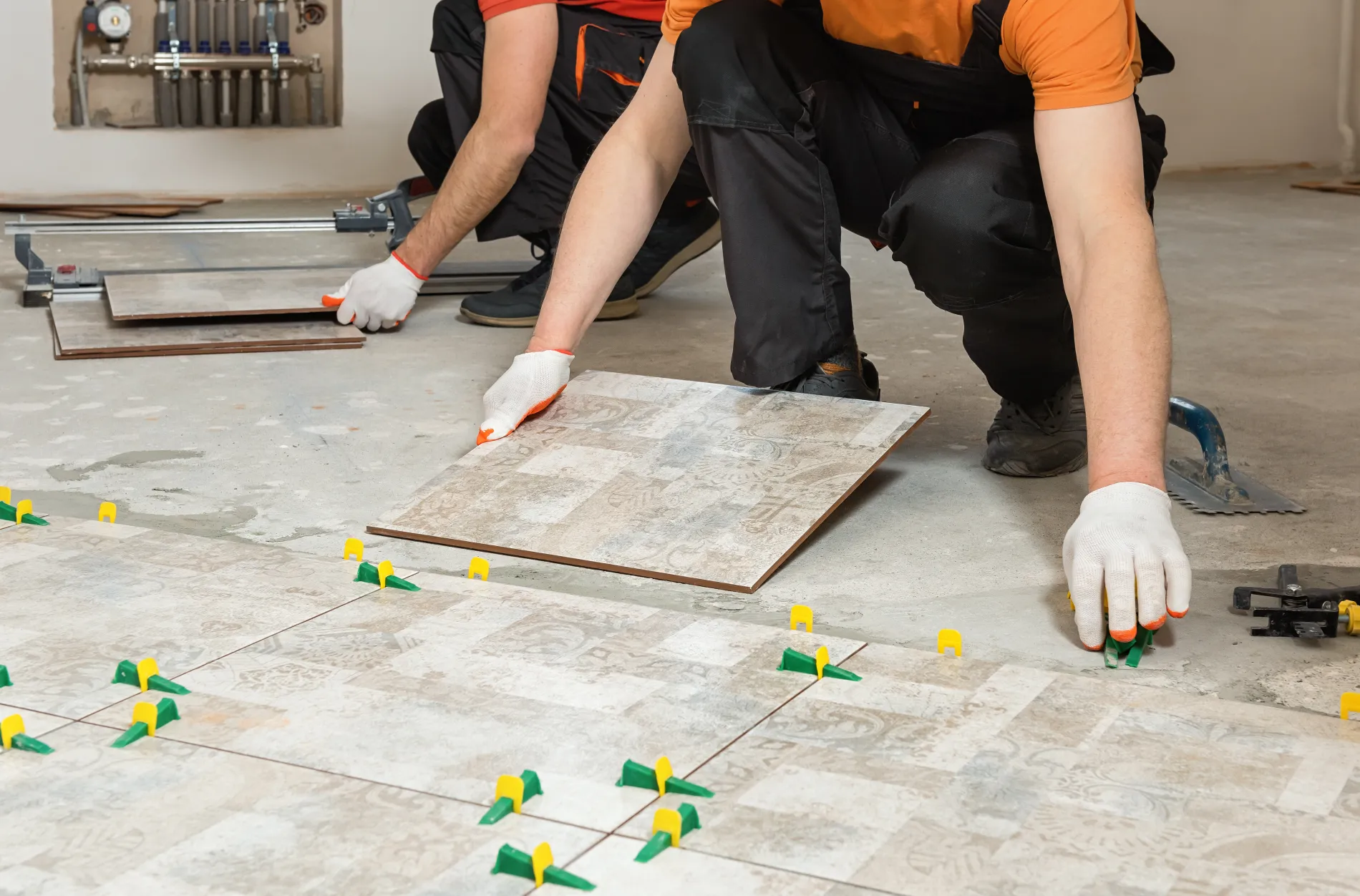 Équipe de carreleurs professionnels posant du carrelage dans une maison à Blanquefort