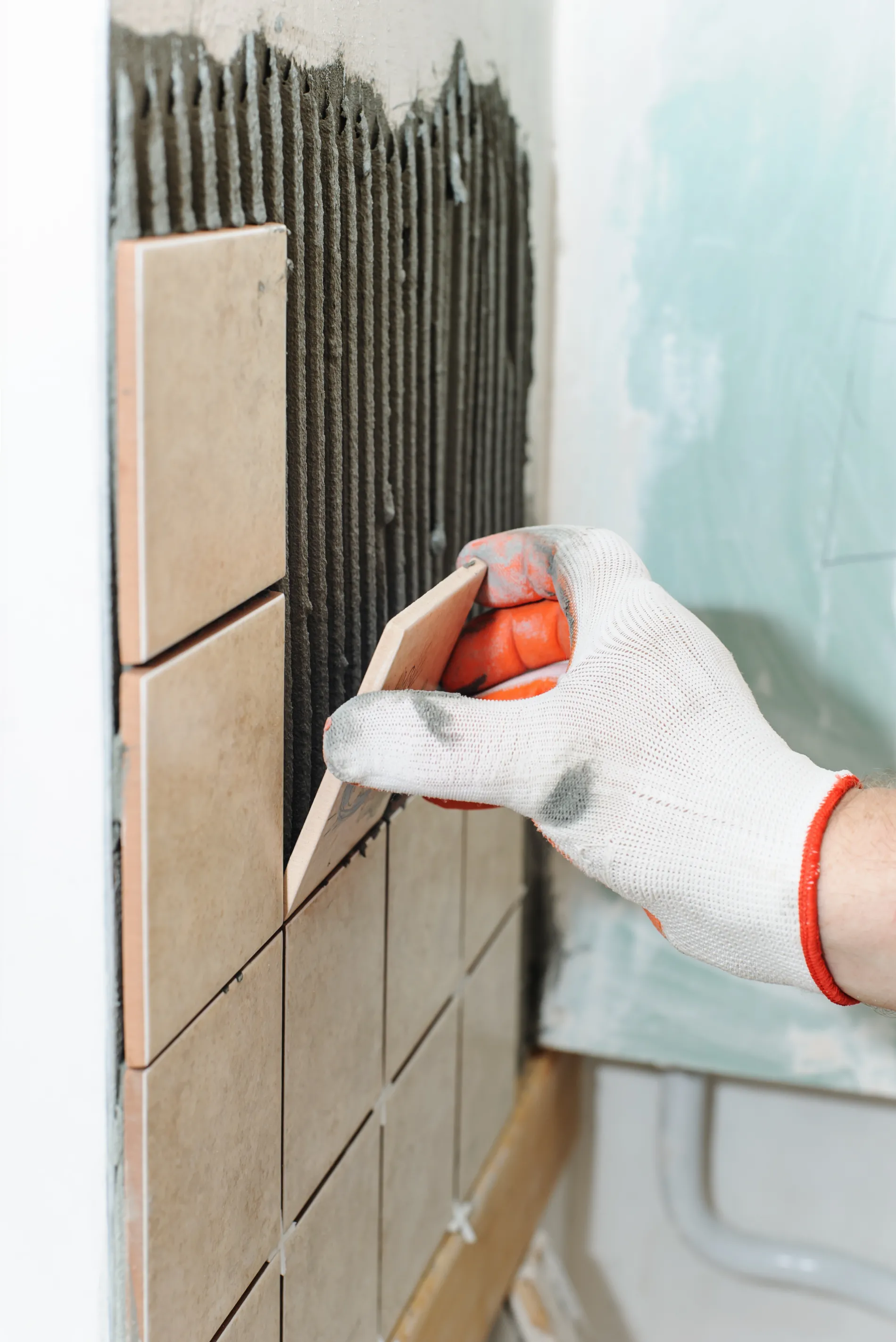 Pose de faience murale par un carreleur qualifié dans une cuisine